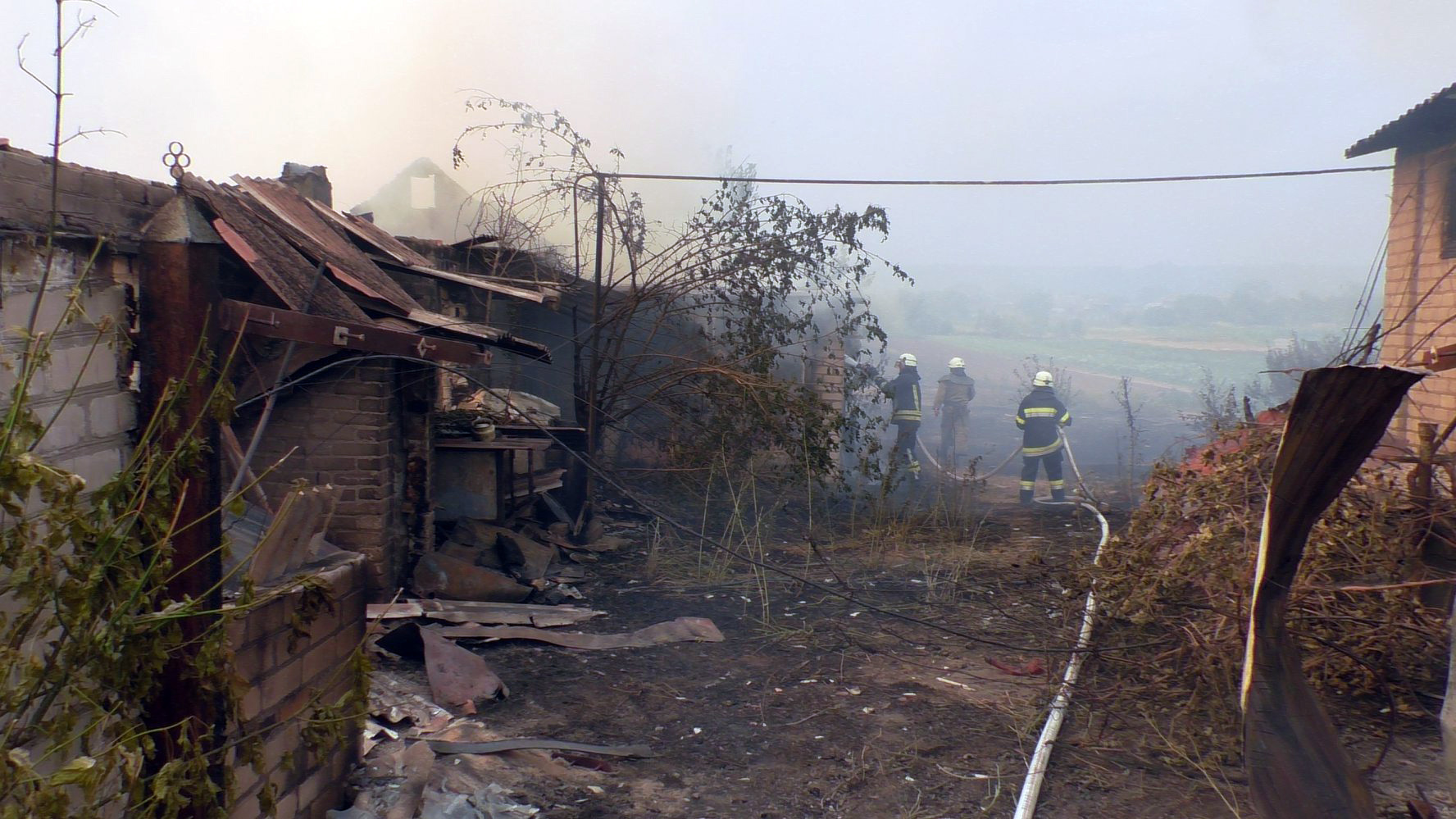 Пожежники приборкують залишки вогню. Фото з офіційного сайту ДСНС України у Луганській області